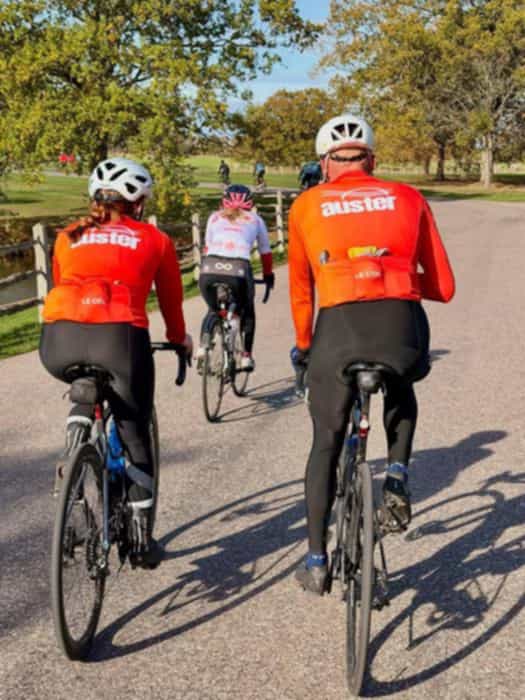We had a great all club ride this weekend and it was fantastic to see so many turn out for it. Even the sunshine came out for it.
We made our way down to the @cinnamoncafewindsor on a classic buns run. 
I’m sure you’ll all agree that the long sleeve jerseys look fantastic!

#auster #austercc #austercycleclub #joinourclub
